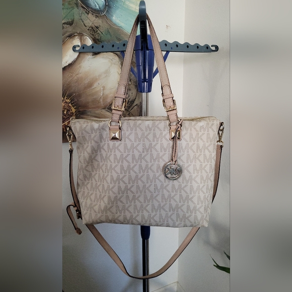 Michael Kors Handbags - Michael Kors Jet Set Tote Bag